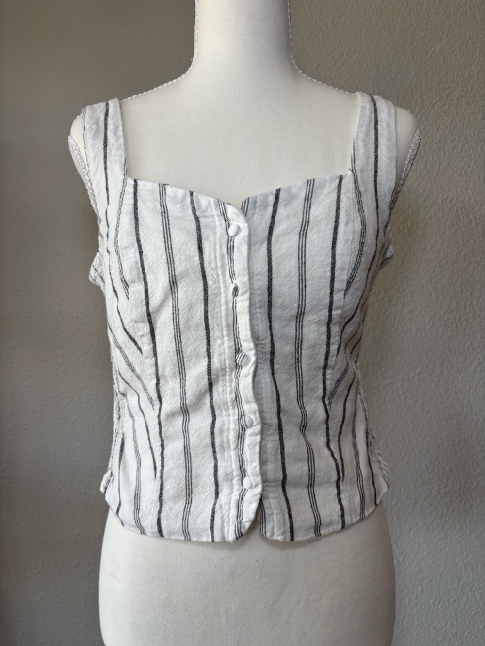Old Navy Women's Striped Button Front Linen Blend Cropped Vest Medium White